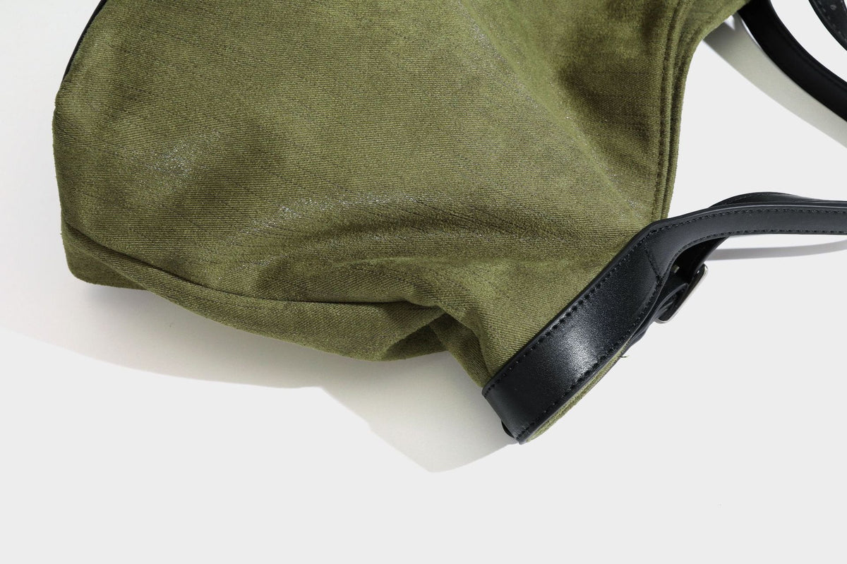 Weich fallender olivgrüner Shopper in Canvas-Optik mit Henkeln in schwarzer Lederoptik, abnehmbarem Reißverschlusstäschchen und silberfarbenen Beschlägen
