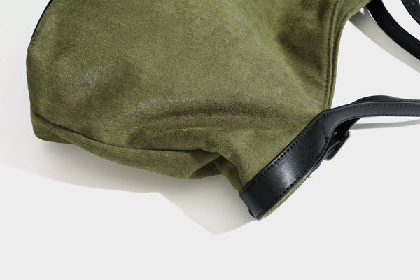 Weich fallender olivgrüner Shopper in Canvas-Optik mit Henkeln in schwarzer Lederoptik, abnehmbarem Reißverschlusstäschchen und silberfarbenen Beschlägen