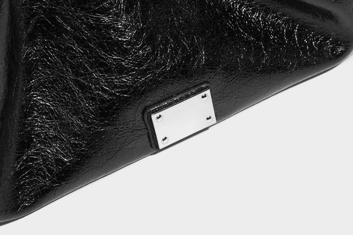 Locker fallende trapezförmige Tote-Schultertasche mit glänzender, geknautschter Lederoptik, zwei Schlaufenhenkeln, Reißverschluss oben und