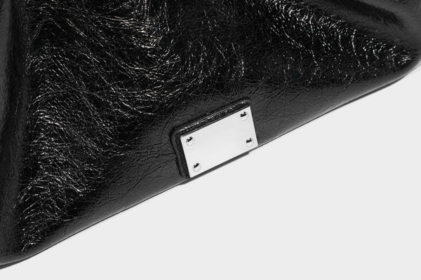 Locker fallende trapezförmige Tote-Schultertasche mit glänzender, geknautschter Lederoptik, zwei Schlaufenhenkeln, Reißverschluss oben und