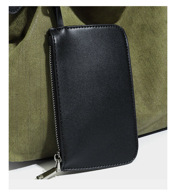 Lässig weich fallende olivgrüne Tote-Bag in Canvas-Optik mit Henkeln aus schwarzer Lederoptik, abnehmbarem Reißverschlusstäschchen und Beschlägen in Silberoptik