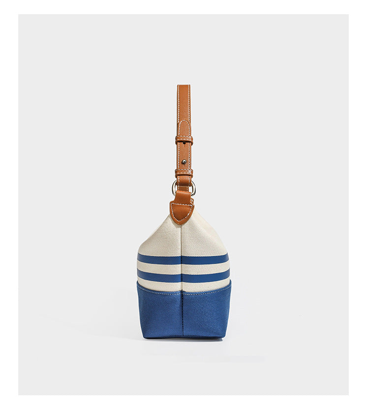 Creme-blau gestreifte Canvas-Schultertasche mit hellbraunem Riemen in Lederoptik und Reißverschluss in Silberoptik, Detailansicht 10