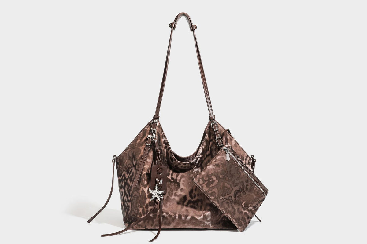 Große, glänzende Hobo-Schultertasche mit Leopardenprint, abnehmbarem Reißverschlusstäschchen und silberfarbenem Seestern-Anhänger, Detailansicht