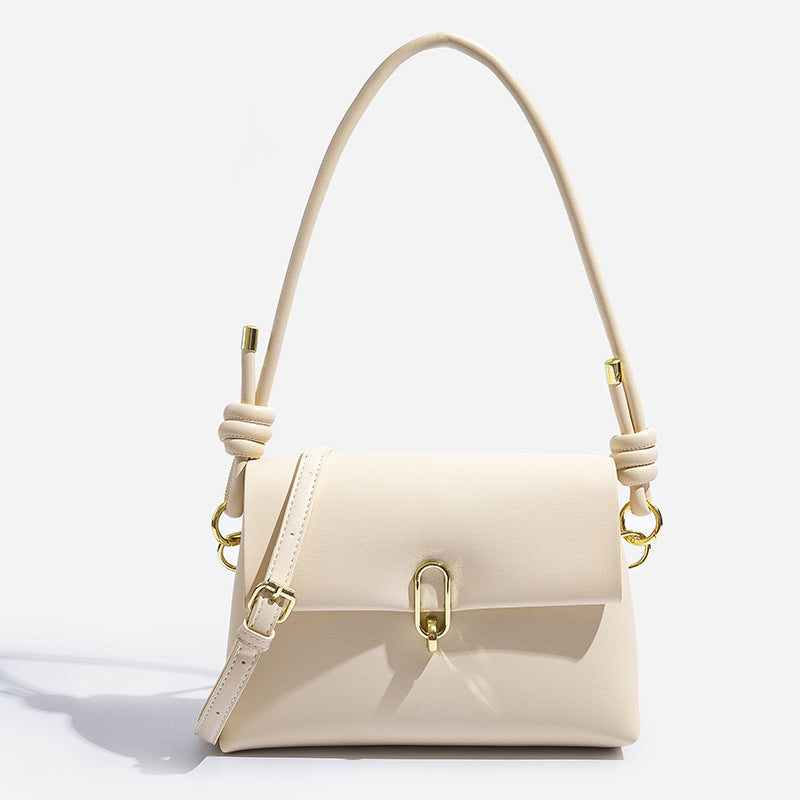 Mini-Crossbody-Tasche mit strukturierter Form und Überschlag, ovalem Verschluss in Goldoptik und verstellbarem Riemen, Detailansicht 7