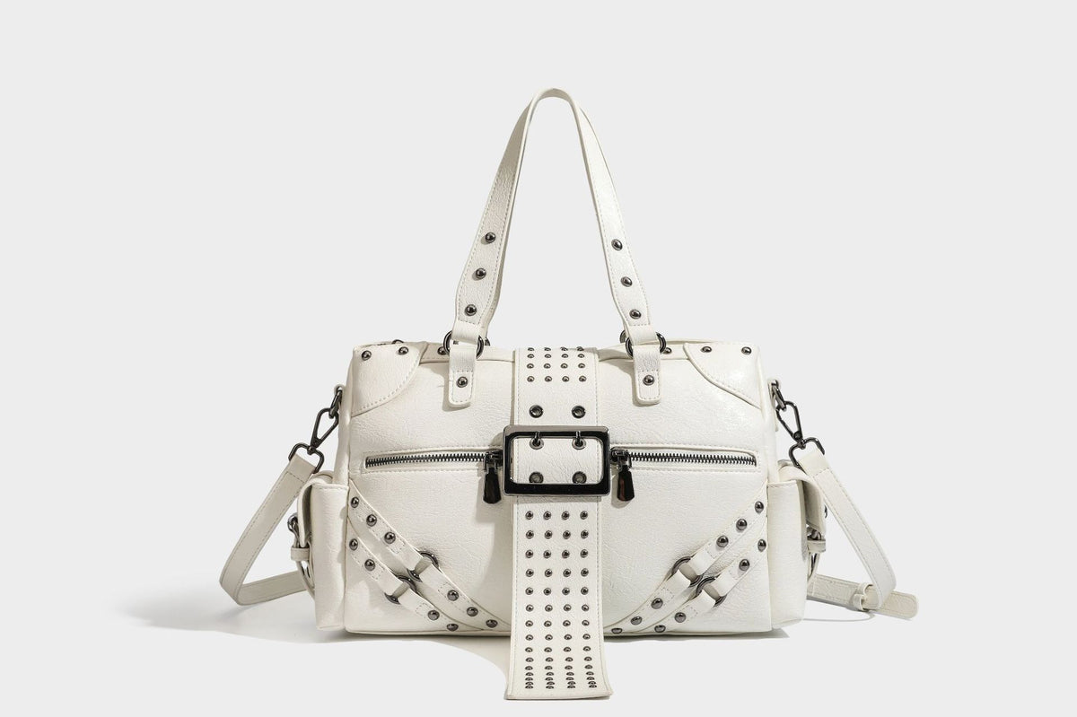 Strukturierte Moto-Satchel mit Nieten, Schnallenriemen, zwei Tragegriffen und abnehmbarem Crossbody-Riemen aus glattem Material mit Detail