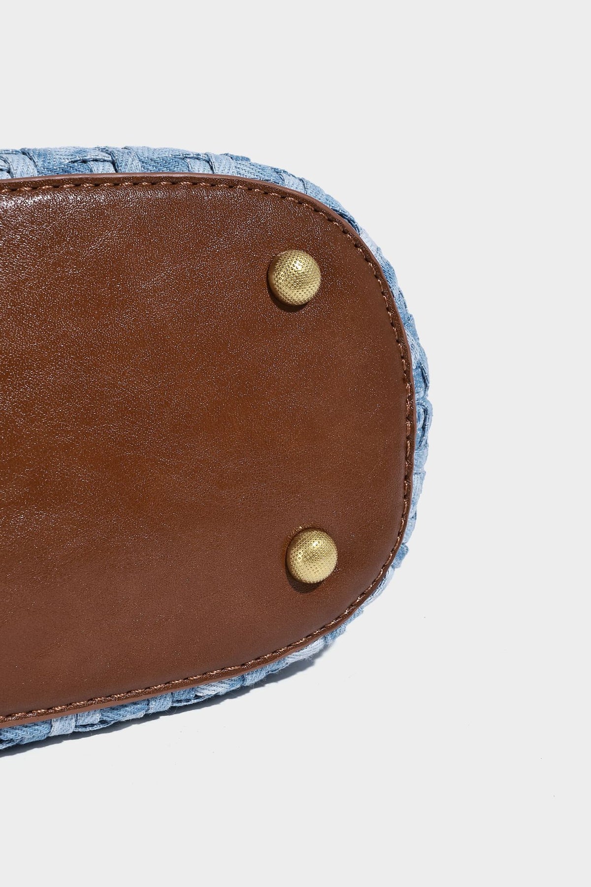 Blaue gewebte Bucket-Bag in Denim-Optik mit Besatz in brauner Lederoptik, rundem Henkel, Quastenanhänger mit Holzperlen und verstellbarem