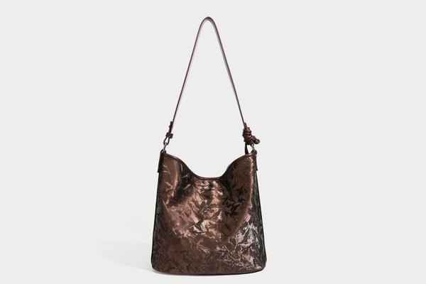 Große Hobo-Schultertasche mit Crinkle-Glanzfinish in Dunkelbraun, schmalem verstellbarem Riemen, geknoteten Beschlägen und seitlich befestigter Klappe