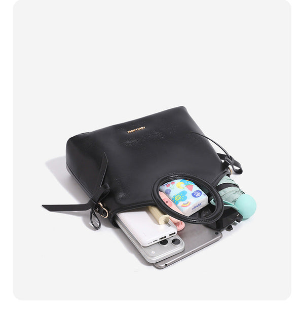 Strukturierte Tote-Bag in Lederoptik mit ovalem Ring-Tragegriff, seitlichen Schleifen und goldfarbenen Beschlägen, Detailansicht 9