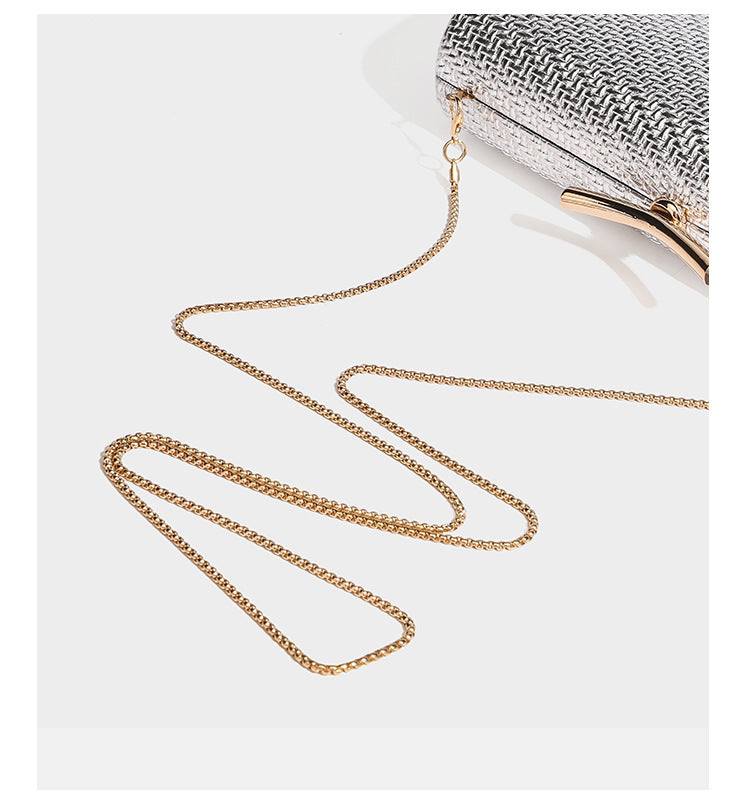 Strukturierte metallische Abend-Clutch mit gewebter Optik, geschwungenem goldfarbenem Kiss-Lock-Verschluss und abnehmbarem schmalem goldfarbenem Kettenriemen
