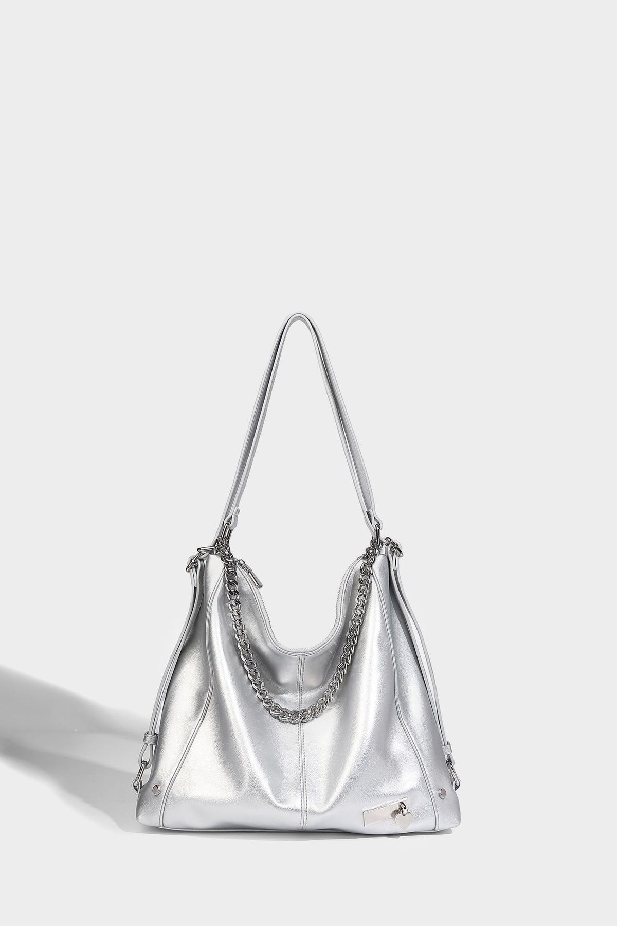 Glänzend schwarze Hobo-Shopper-Tasche mit silberfarbenem Kettenakzent, Reißverschluss oben und langen Schulterriemen, Detailansicht 31