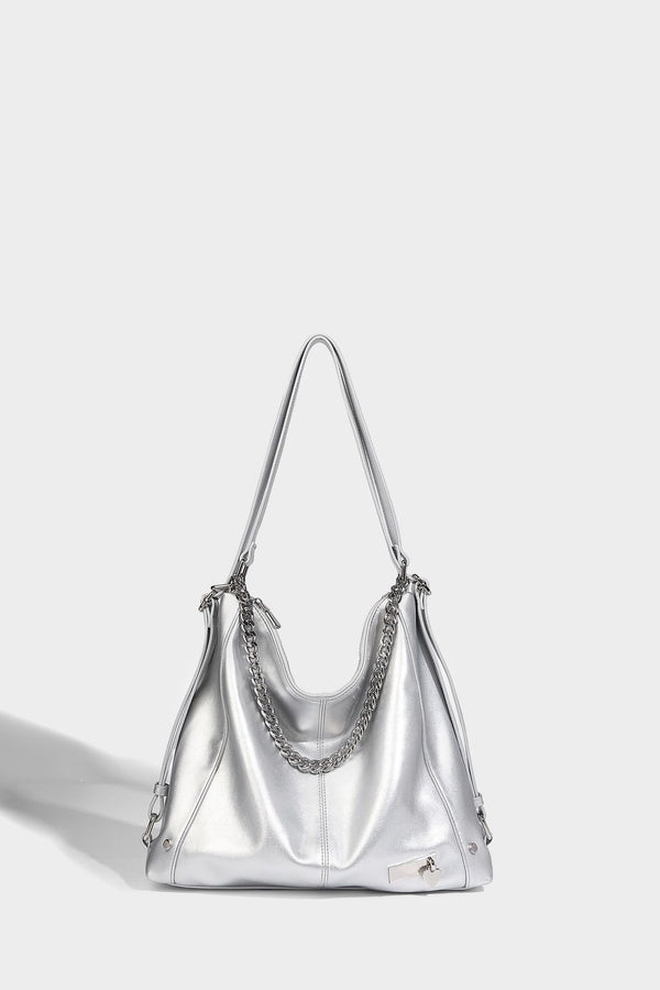 Glänzend schwarze Hobo-Shopper-Tasche mit silberfarbenem Kettenakzent, Reißverschluss oben und langen Schulterriemen, Detailansicht 31