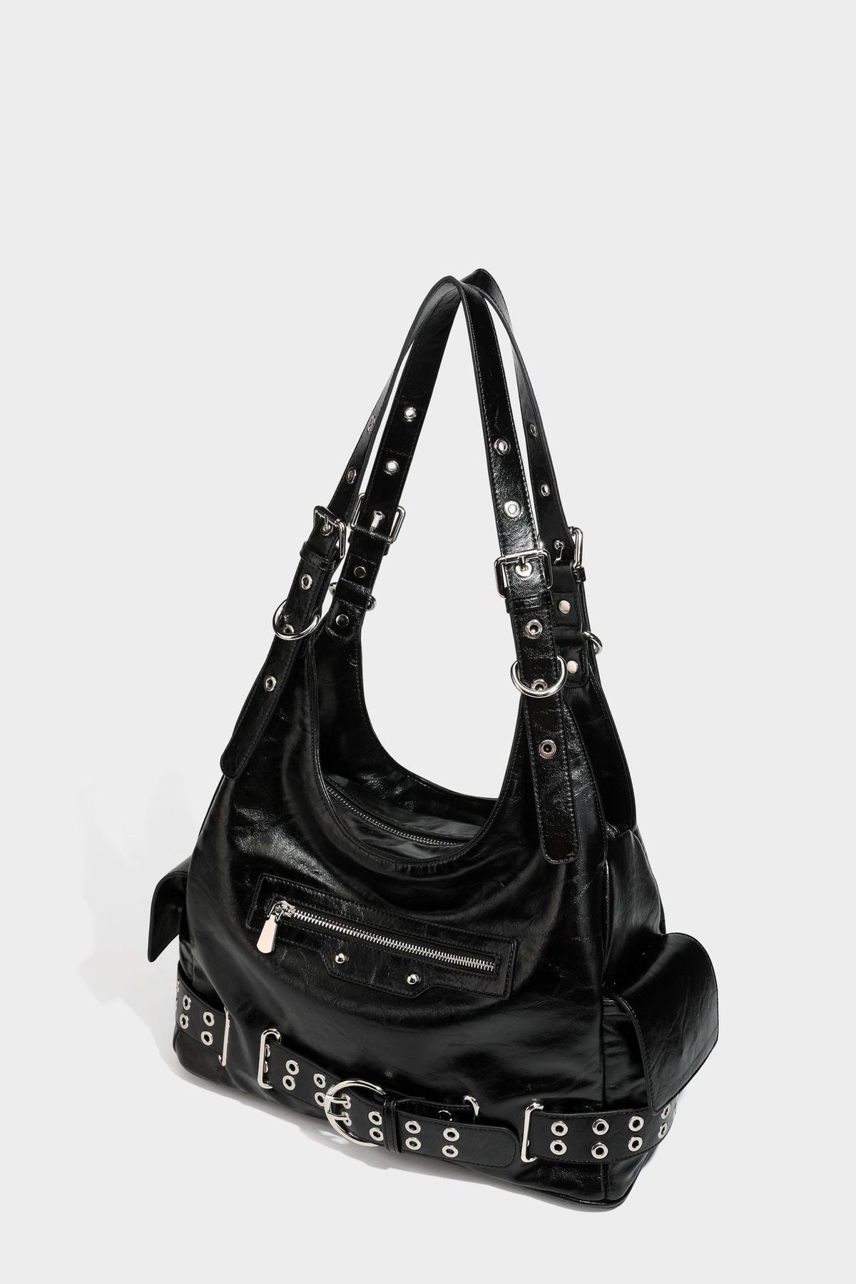 Große glänzende schwarze Hobo-Schultertasche mit silberfarbenem Ösen-Gürtelboden, Schnallenbeschlägen, vorderer Reißverschlusstasche und zwei …; Detailansicht