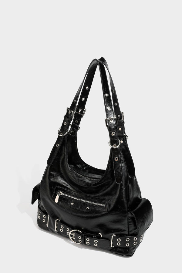 Große glänzende schwarze Hobo-Schultertasche mit silberfarbenem Ösen-Gürtelboden, Schnallenbeschlägen, vorderer Reißverschlusstasche und zwei …; Detailansicht