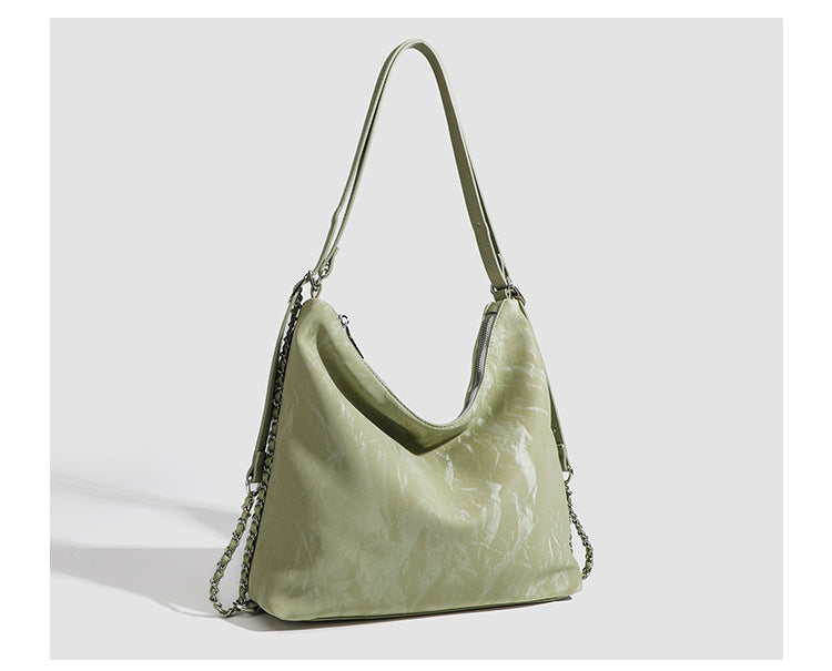 Lässige Hobo-Schultertasche mit glänzender Knitteroptik, silberfarbenen Kettenriemen und Reißverschluss, Detailansicht 15