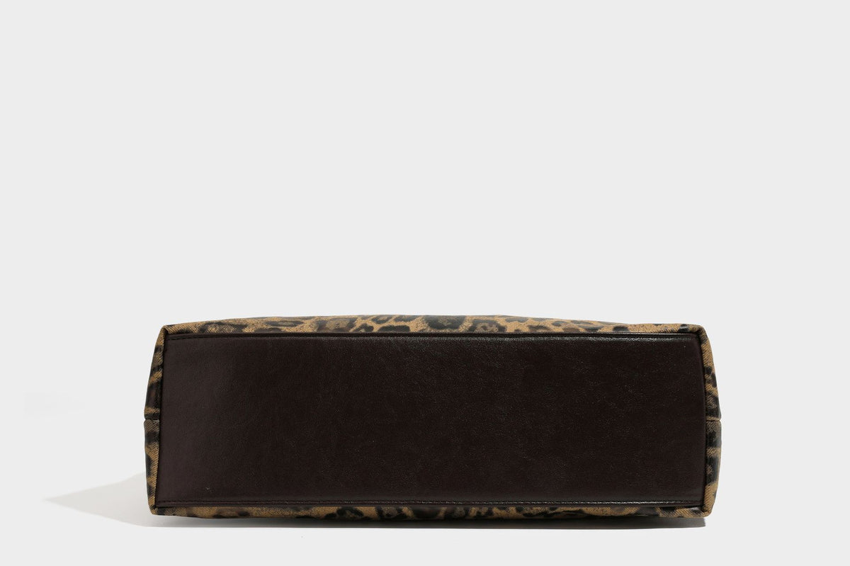 Weich fallende Hobo-Tote-Bag mit Leopardenmuster in Beige und Braun, dunkelbraunem Riemen in Lederoptik und herabhängenden Perlenanhänger-Beschlägen