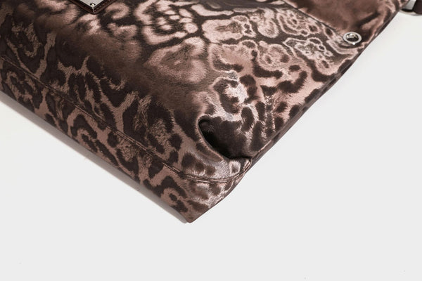 Locker fallende Hobo-Schultertasche mit Leopardenprint, glänzender Satinoptik, silberfarbenen Ringdetails und schmalem Schulterriemen