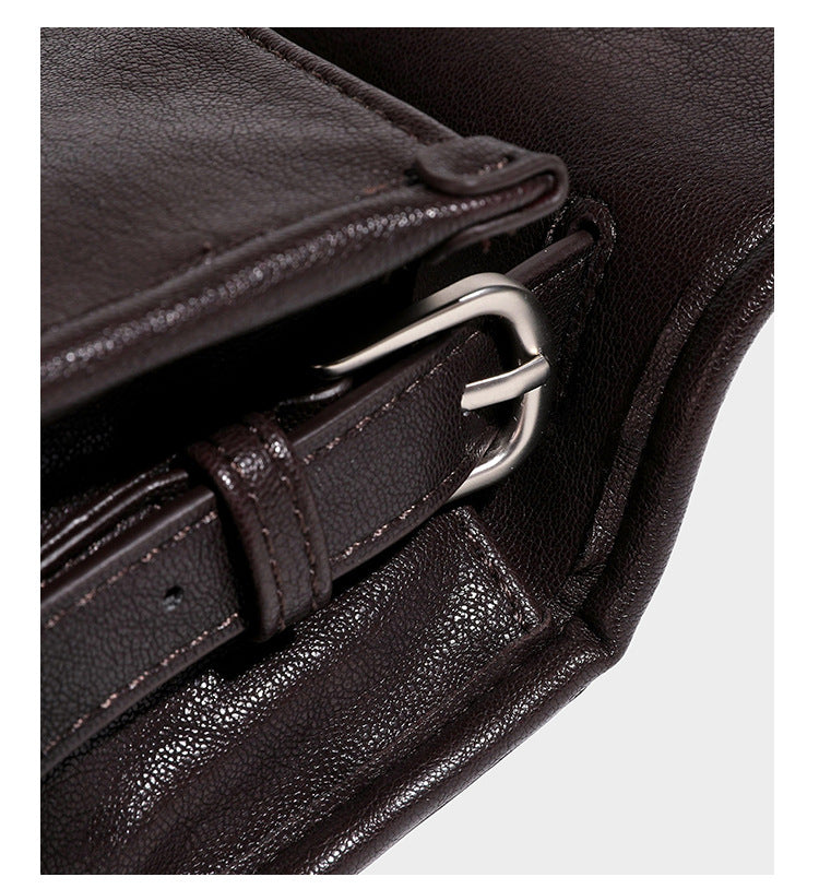 Strukturierte Satchel-Tasche mit Überschlag aus dunkelbrauner, glänzender Lederoptik, kurzem Tragegriff und langem, verstellbarem Schulterriemen