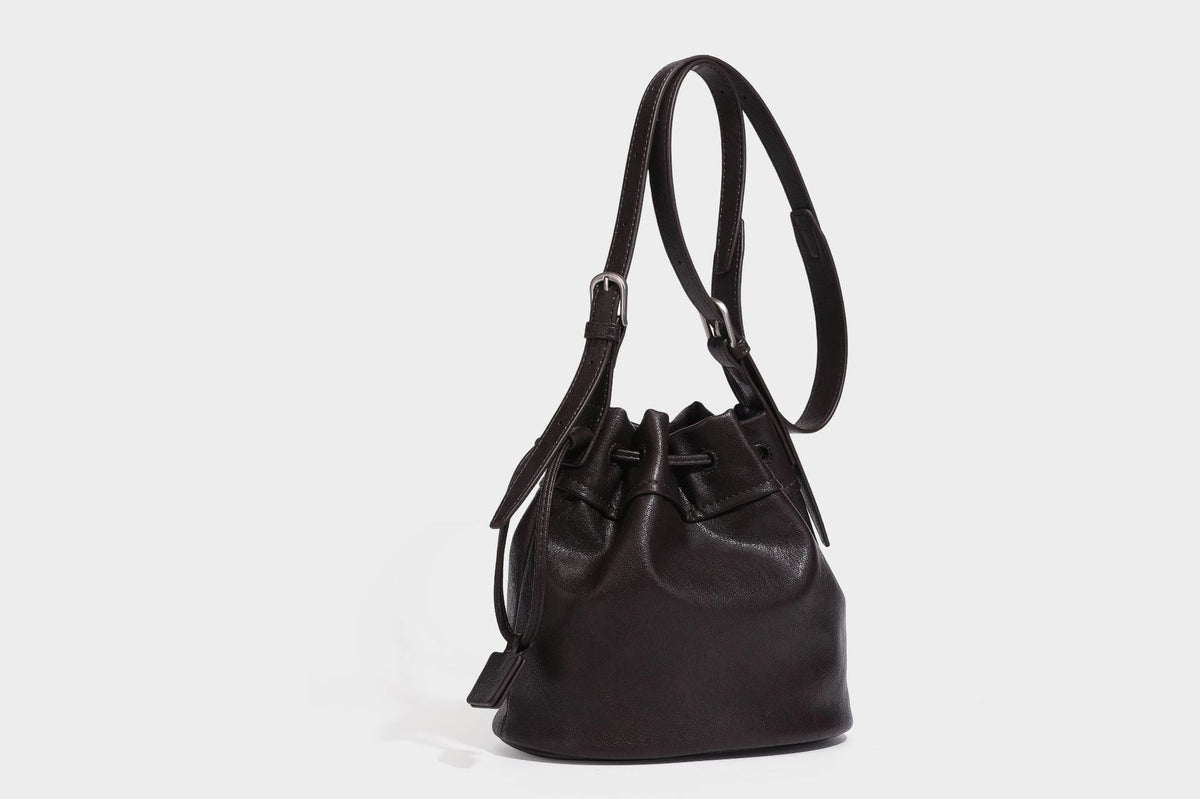 Kleine Beuteltasche in genarbter Lederoptik mit Kordelzug, verstellbarem Crossbody-Riemen und silberfarbenen Beschlägen, Detailansicht 27
