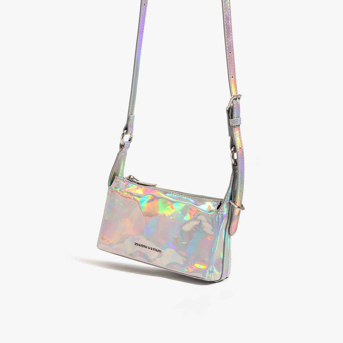 Kompakte rechteckige Schultertasche in holografischem, irisierendem Silber mit geknitterter Oberfläche, Reißverschluss oben und verstellbarem