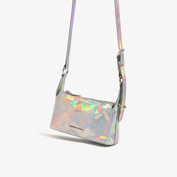 Kompakte rechteckige Schultertasche in holografischem, irisierendem Silber mit geknitterter Oberfläche, Reißverschluss oben und verstellbarem