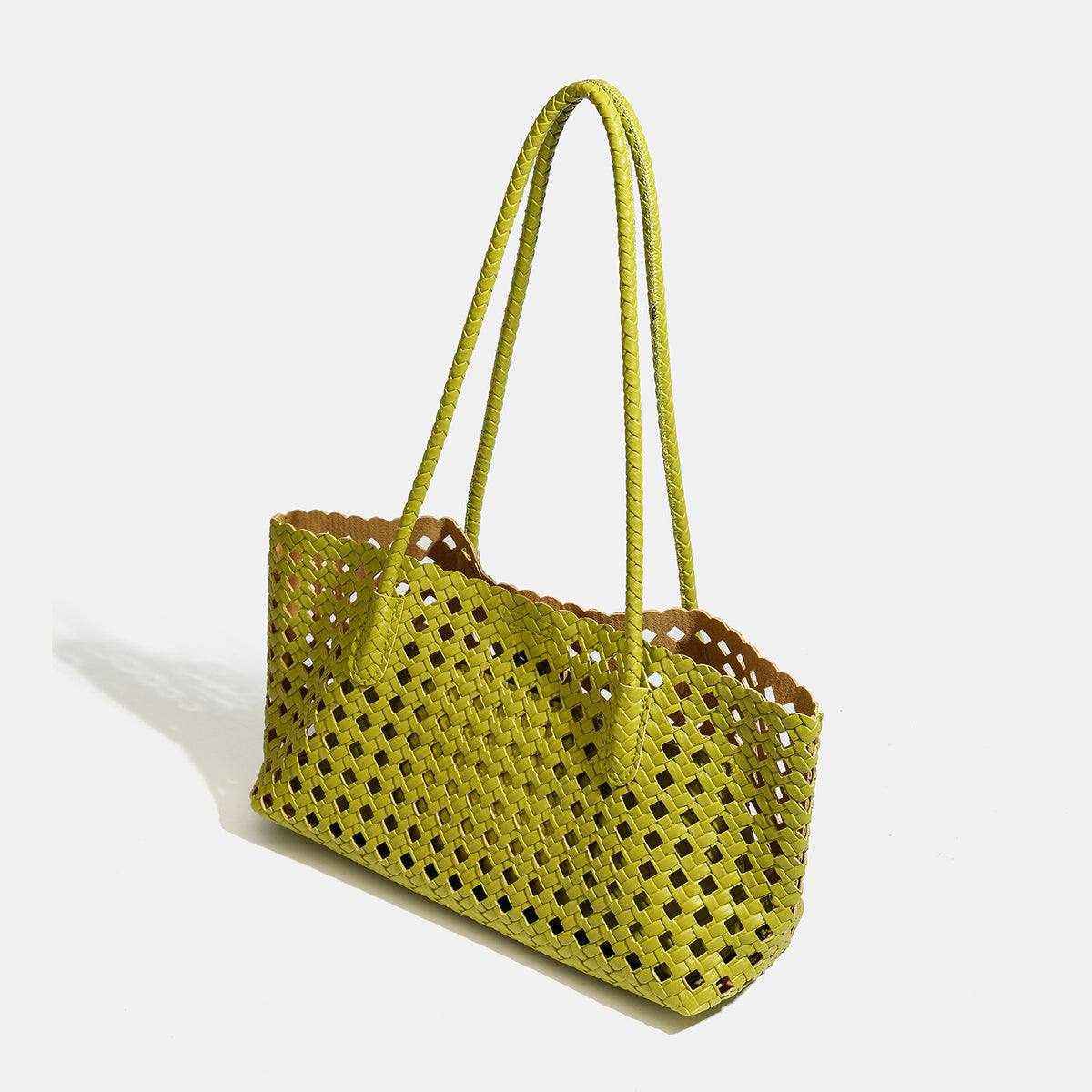 Limegrüne Tote-Bag aus offenem Flechtwerk mit langen geflochtenen Henkeln zum Tragen über der Schulter und gewelltem oberen Rand, Detailansicht 3
