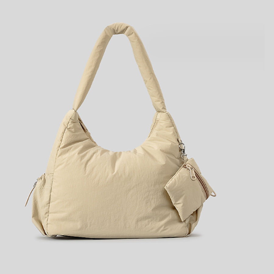 Olivgrüne, wattierte Nylon-Hobo-Schultertasche mit abnehmbarer Reißverschlusstasche und silberfarbenen Beschlägen, Detailansicht 8