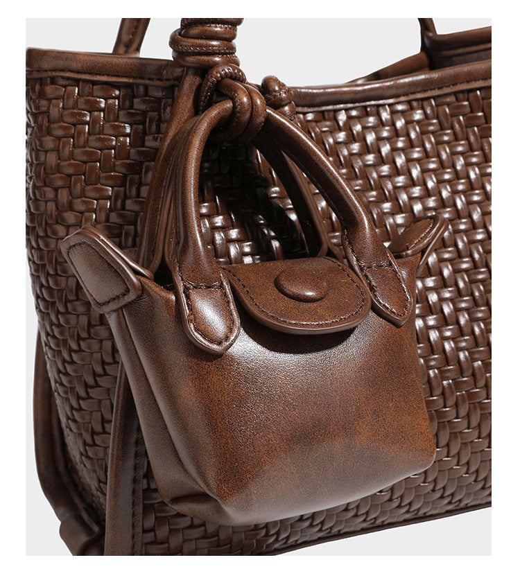 Strukturierte Tote-Bag mit Webstruktur in Braun, glattem, lederähnlichem Besatz, geknoteten Tragegriffen und einer befestigten Mini-Beuteltasche mit Kordelzug