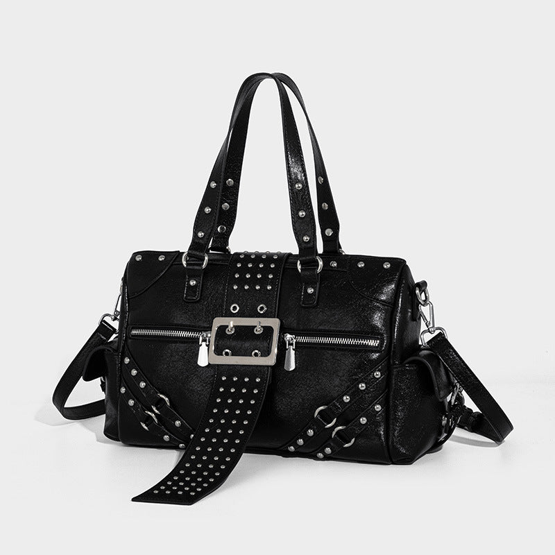 Schwarze Satchel-Tasche mit glänzender genarbter Oberfläche, silberfarbenen Nieten, Riemendetail mit Schnalle, zwei Henkeln und breitem Schulterriemen mit Nieten