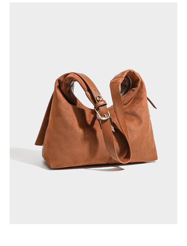 Lässig fallende Hobo-Schultertasche mit strukturierter Wildlederoptik, Reißverschluss oben, Quasten-Zippern und goldfarbenem, verstellbarem