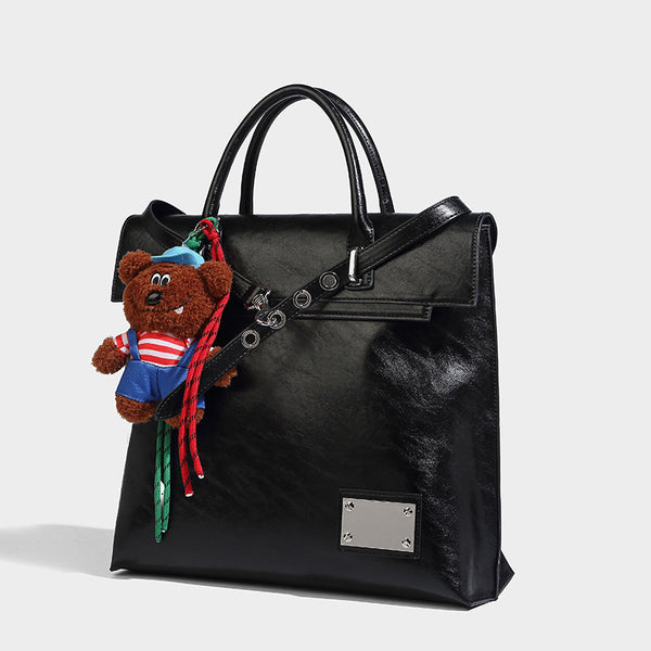 Großer glänzender Rucksack-Shopper aus Lederoptik mit Plüschbären-Anhänger und silberfarbenen Beschlägen, Detailansicht 3