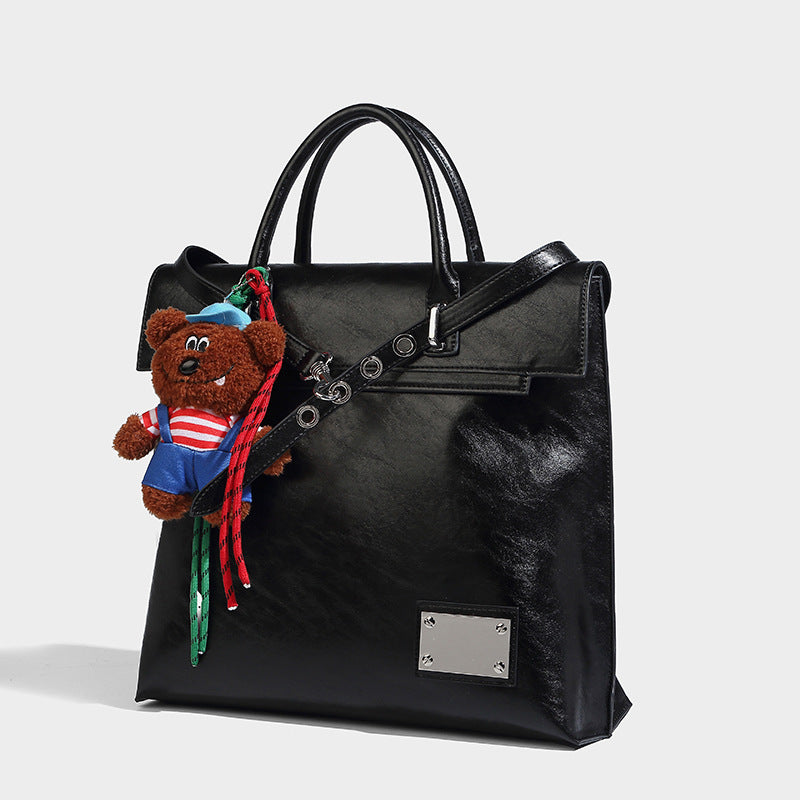 Großer wandelbarer Tote-Rucksack in glänzender Lederoptik mit plüschigem Bärenanhänger und silberfarbenen Details, Detailansicht 28