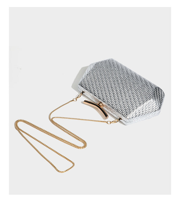 Kleine strukturierte Clutch aus Metallic-Geflecht mit goldfarbenem Bügelverschluss und abnehmbarem Kettenriemen, Detailansicht 11