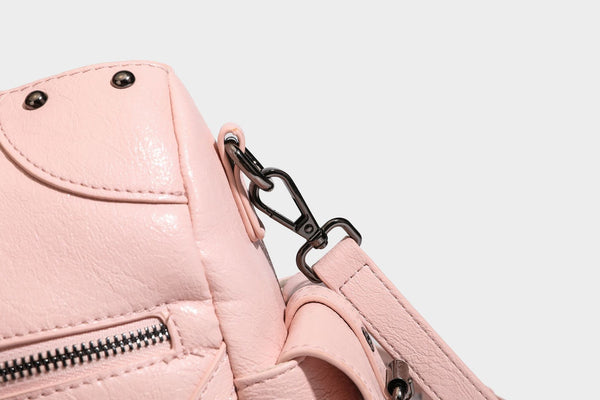 Strukturierte Moto-Satchel mit Nieten, Schnallenriemen, zwei Tragegriffen und abnehmbarem Crossbody-Riemen aus glattem Material mit Detail