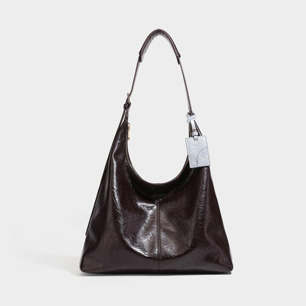 Große dunkelbraune, glänzende Hobo-Schultertasche mit Crinkle-Optik, Reißverschluss, goldfarbenen Metalldetails, verstellbarem Riemen und Hellblau