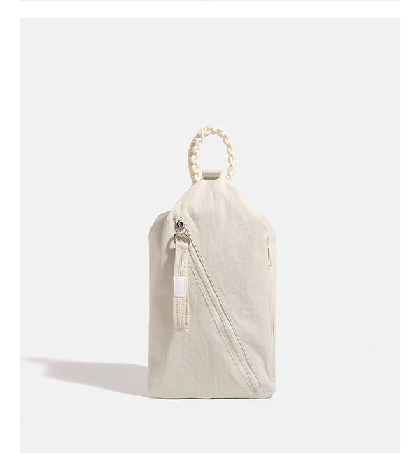 Lässige Crossbody-Tasche aus weichem Stoff mit geflochtenem Tragegriff aus Kordel, diagonalem Reißverschlussfach auf der Vorderseite und silberfarbenen Beschlägen, Detailansicht