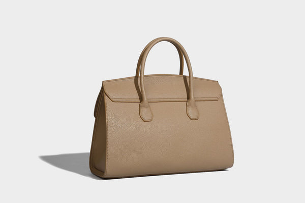 Strukturierte, trapezförmige Henkeltasche mit matt genarbter Oberfläche, vorderer Klappe und quadratischem Drehverschluss in Goldoptik, Detailansicht