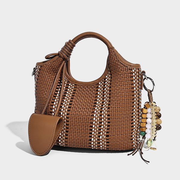 Gewebte Bucket-Tote in Pastellblau mit geflochtenen Henkeln, offenem Frontfach, Perlenanhänger und abnehmbarem Crossbody-Riemen