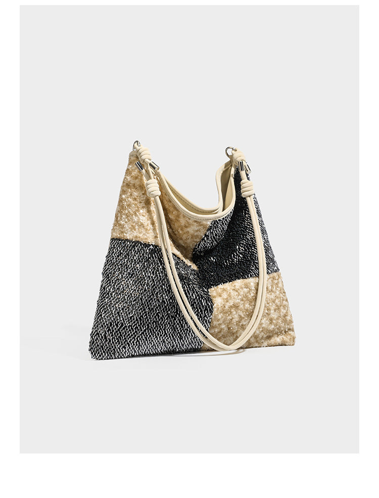 Lässig-weicher Patchwork-Schultershopper mit Pailletten, schwarz-goldenen oder creme-silbernen Colorblocking-Einsätzen und verstellbarem, schmalem Riemen