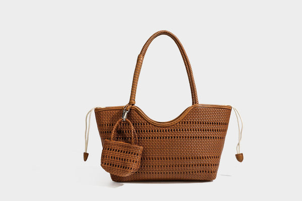 Strukturierte Henkeltasche aus geflochtenem Material in Dunkelbraun mit geflochtenen Henkeln, seitlichen Zugbändern und befestigtem Mini-Täschchen aus geflochtenem Material mit