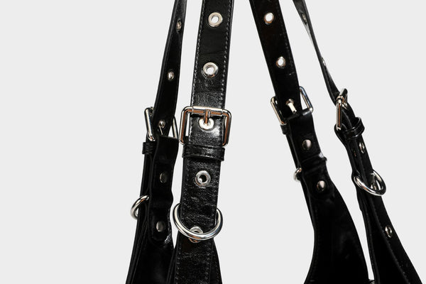 Große glänzende schwarze Hobo-Schultertasche mit silberfarbenem Ösen-Gürtelboden, Schnallenbeschlägen, vorderer Reißverschlusstasche und zwei …; Detailansicht