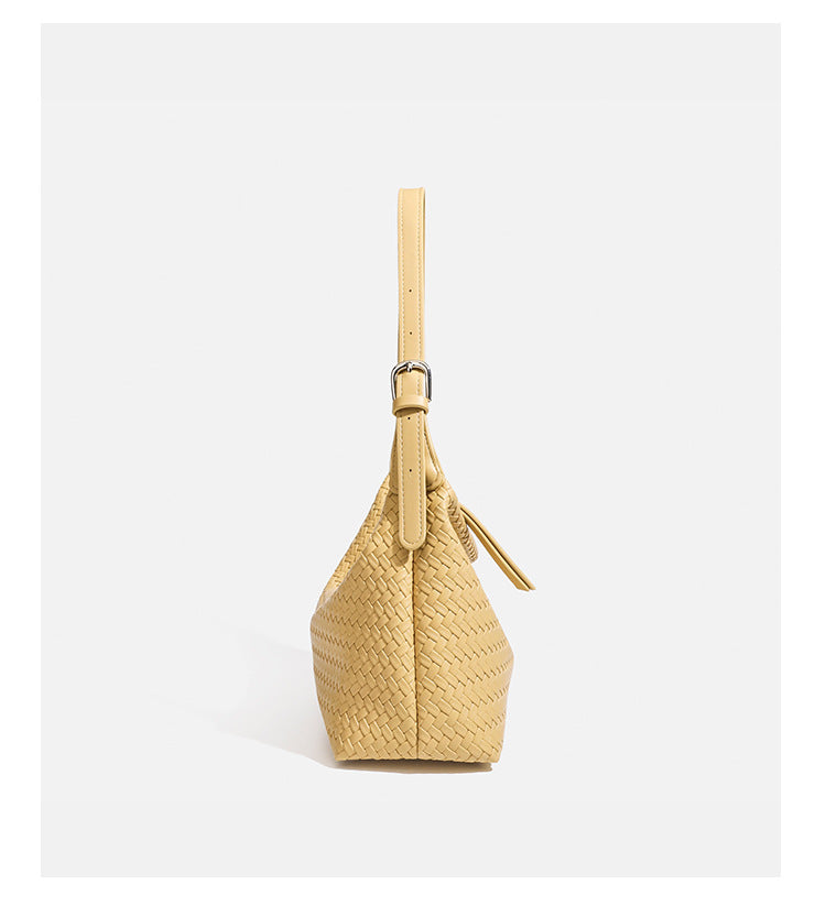 Kompakte gewebte Hobo-Schultertasche mit Reißverschluss oben, silberfarbenem Ringbeschlag und lederähnlicher Außenfläche mit Flechtstruktur, Detail
