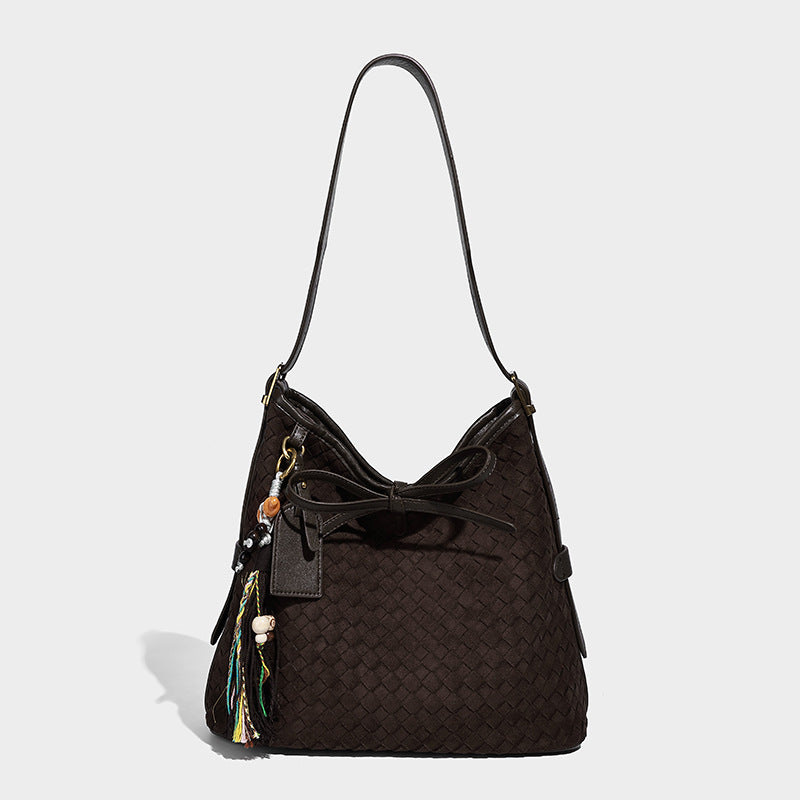 Dunkelbraune Beuteltasche mit Webstruktur, Knotenschnürverschluss, goldfarbenen Metalldetails und verstellbarem Schulterriemen, Detailansicht 8