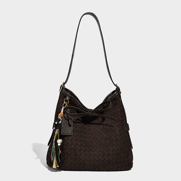 Dunkelbraune Beuteltasche mit Webstruktur, Knotenschnürverschluss, goldfarbenen Metalldetails und verstellbarem Schulterriemen, Detailansicht 8