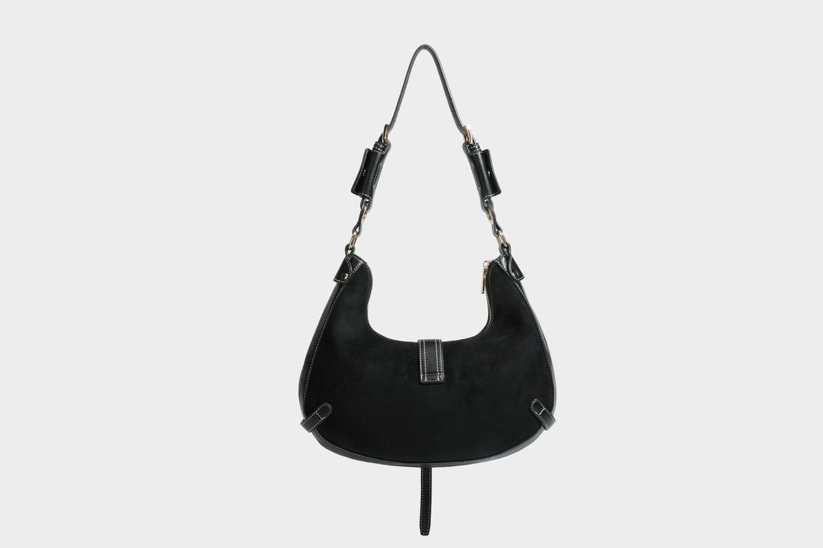 Halbmondförmige Schultertasche in camelbrauner Wildlederoptik mit weißen Kontrastnähten, goldfarbenen Beschlägen und