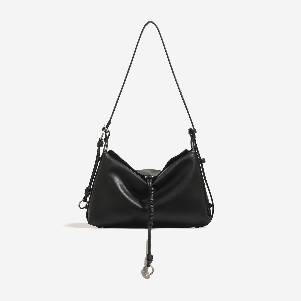 Weich fallende Hobo-Tasche in Halbmondform mit glatter, matter Oberfläche in Lederoptik, geknotetem Kordeldetail am Boden und Ring in Antikgold