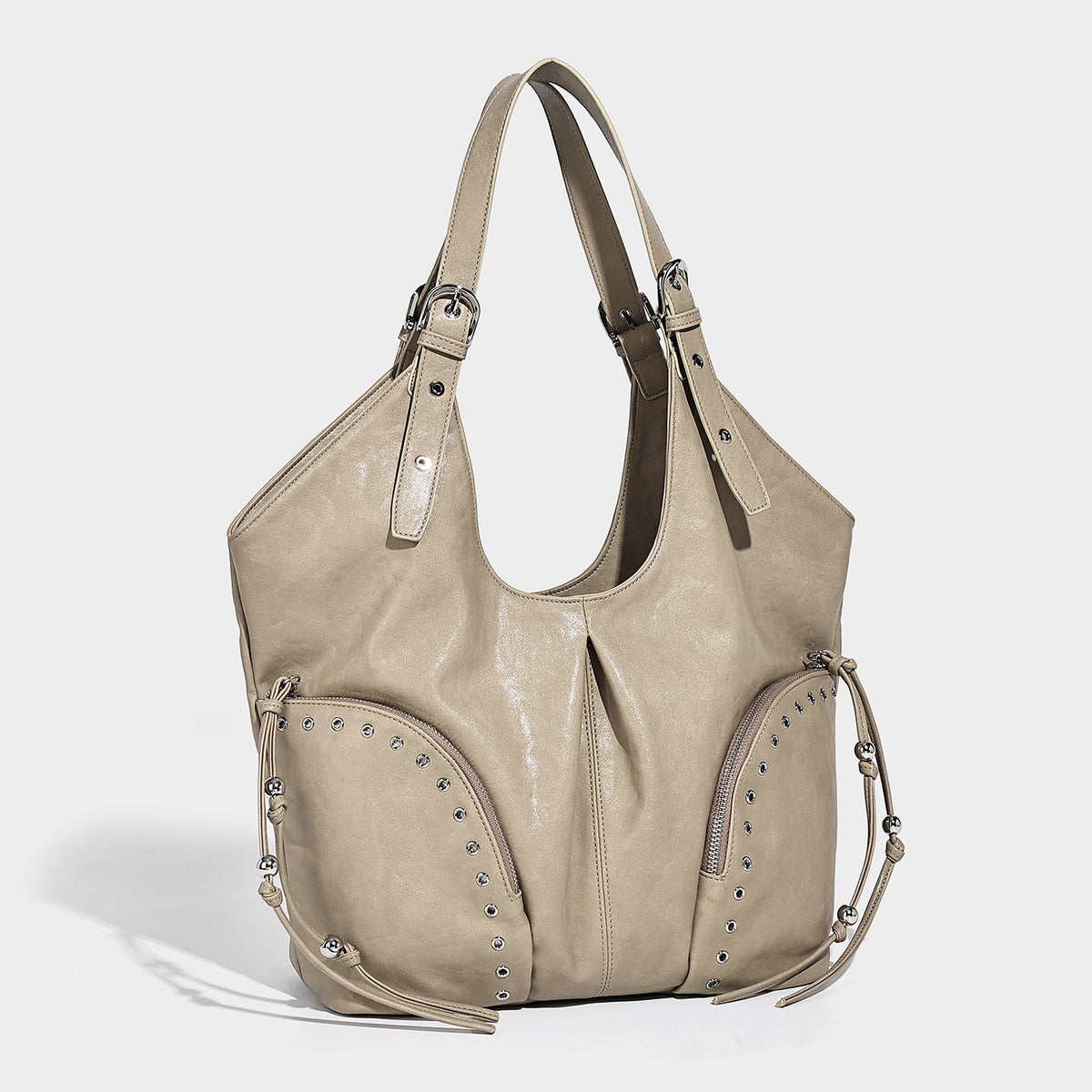Große lässig-geschwungene Hobo-Schultertasche in Kunstlederoptik mit silberfarbenen Nieten, mit Ösen eingefassten Reißverschlusstaschen auf der Vorderseite und verstellbaren doppelten