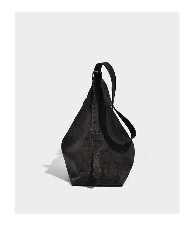 Lässige Hobo-Schultertasche mit matter Oberfläche, Quastenbesatz und goldfarbenen Metallelementen, Detailansicht 10