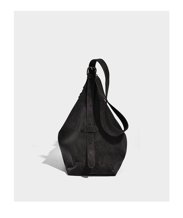 Lässige Hobo-Schultertasche mit matter Oberfläche, Quastenbesatz und goldfarbenen Metallelementen, Detailansicht 10