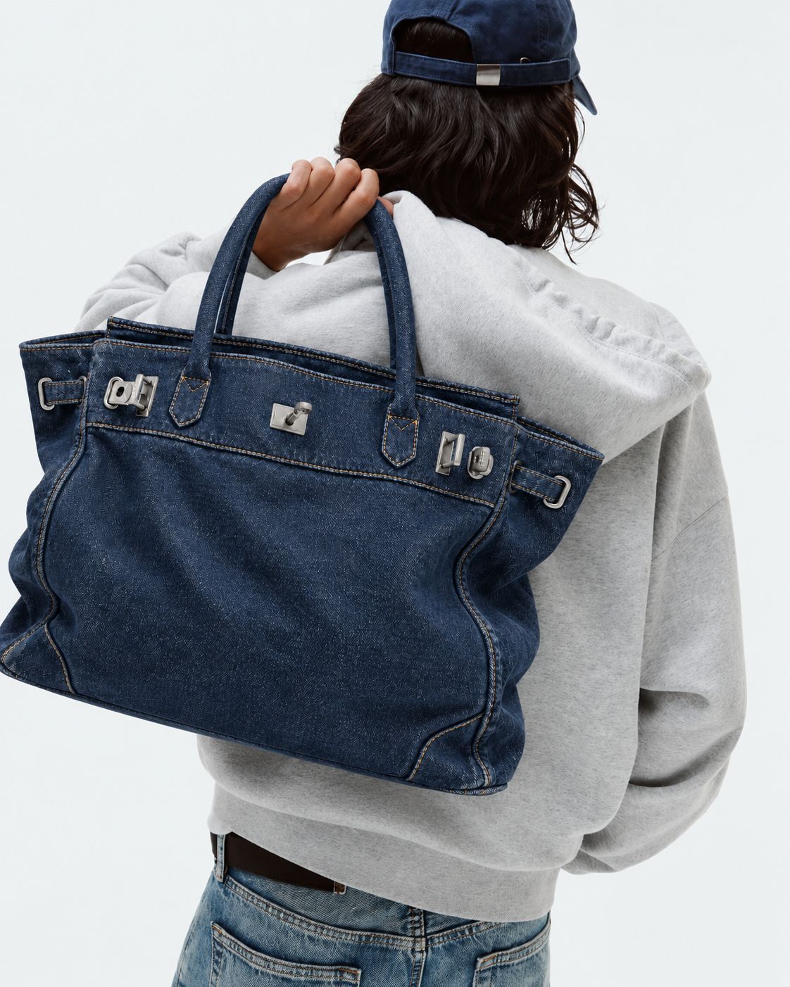 Lässige Tote-Bag aus Denim mit silberfarbenem Drehverschluss, Schnallenbeschlägen und zwei gerollten Henkeln, Detailansicht 10