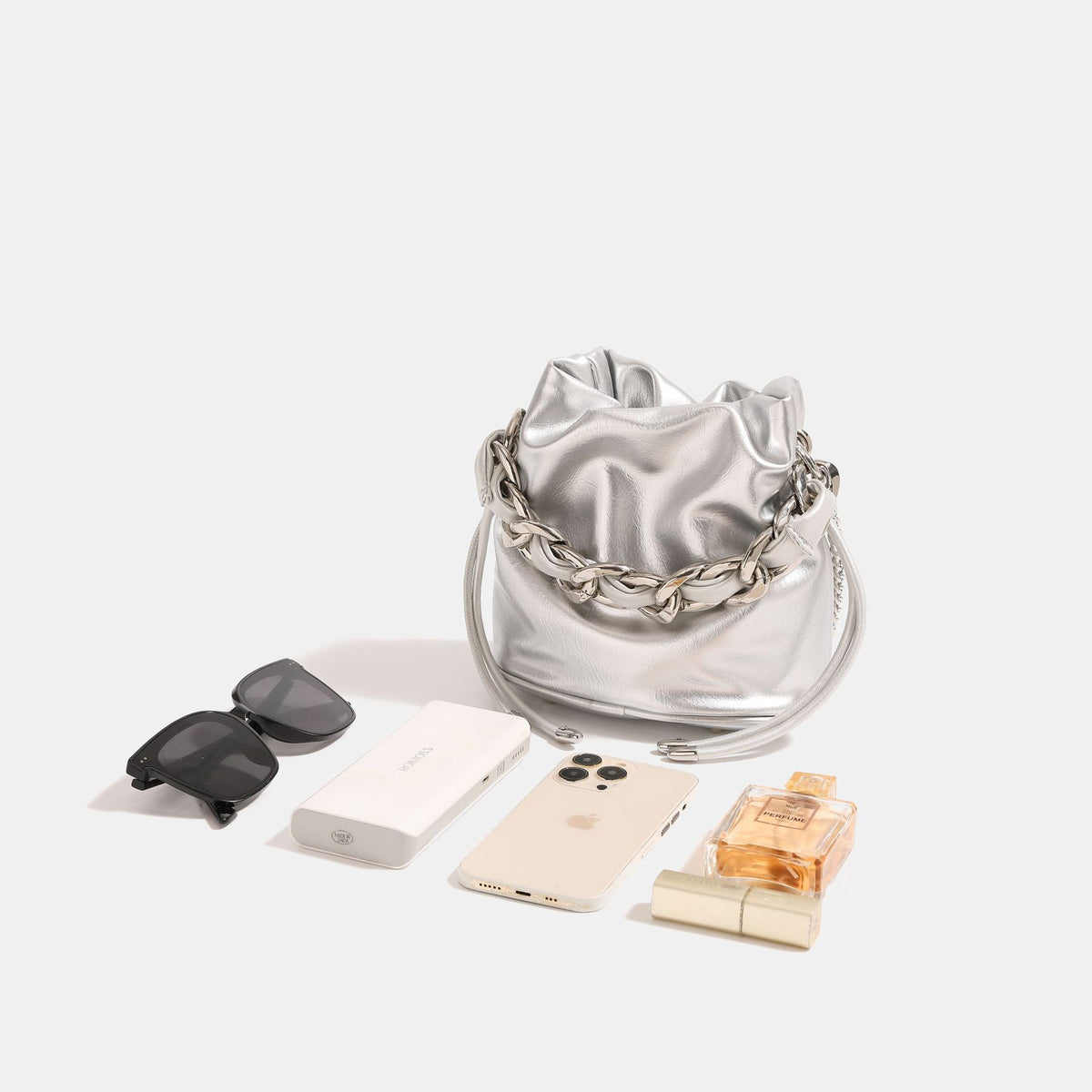 Kleine Beuteltasche mit Raffungen, Kordelzug, kurzem, grob geflochtenem Kettenhenkel und feingliedrigem Crossbody-Träger, Detailansicht 4